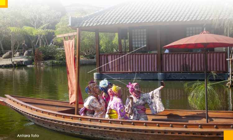 Mengelilingi danau dengan kimono